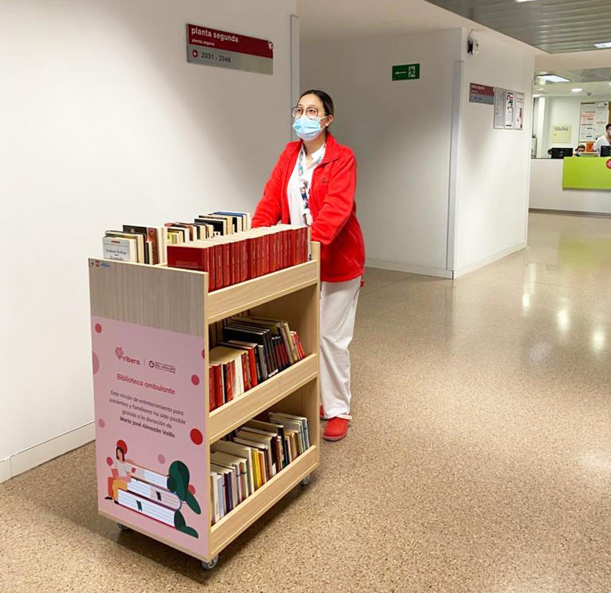 La biblioteca ambulante recorre las distintas habitaciones del centro hospitalario.