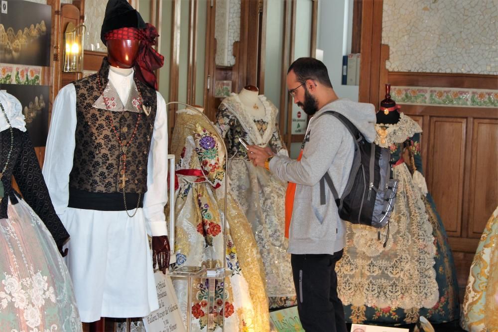 Exposicion de Indumentaria Tradicional en la Estación del Norte