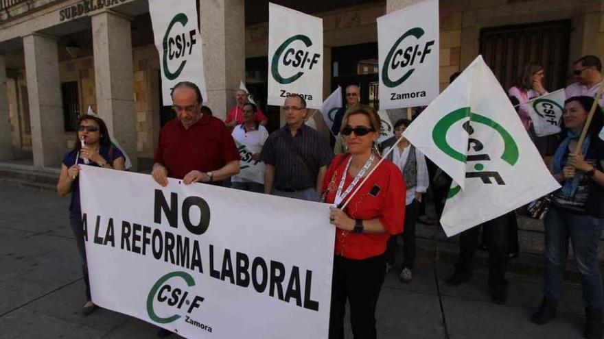 Sindicalistas de CSIF en una protesta de sanidad y educación.