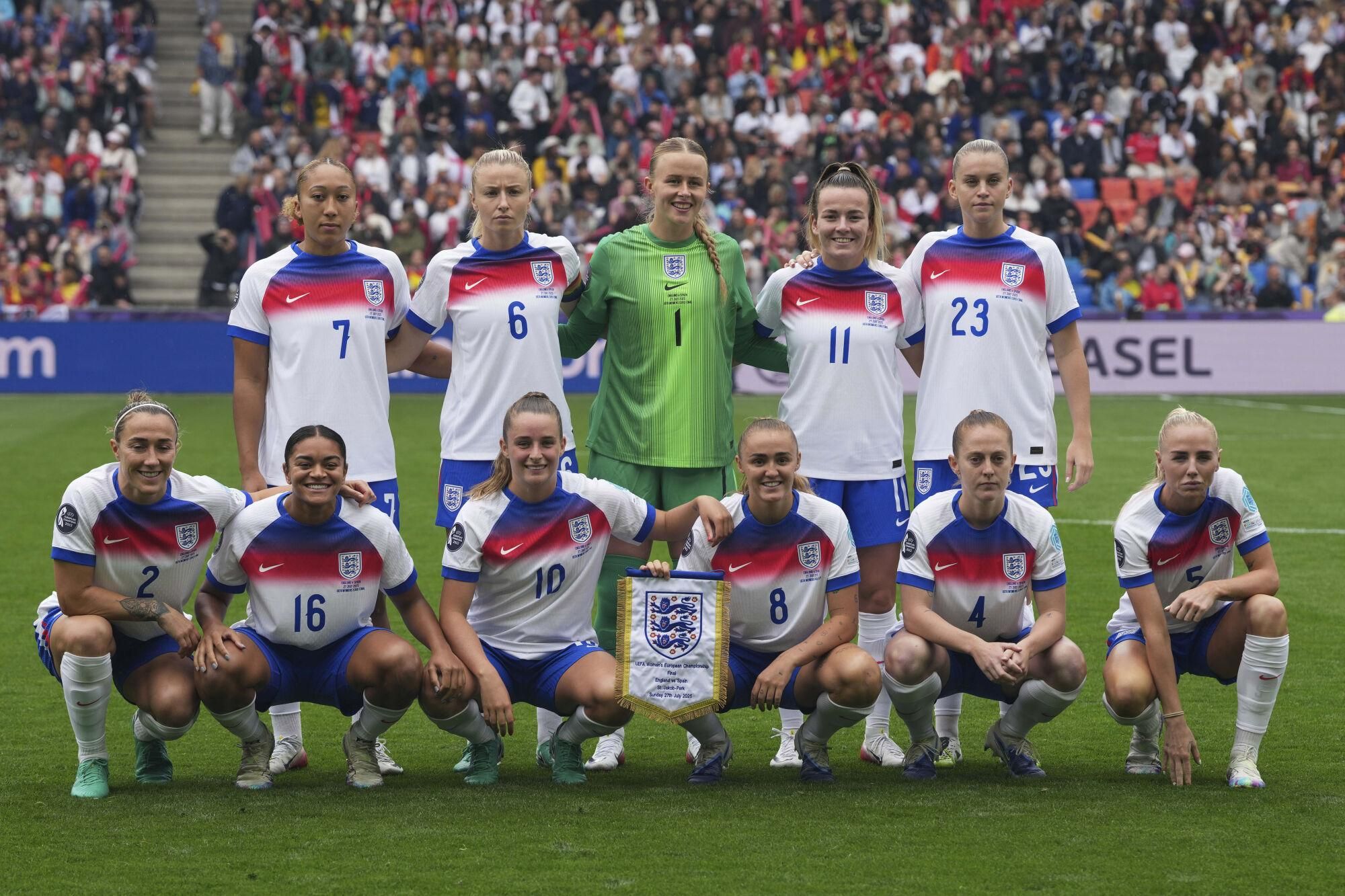 England players line up for the Women's Euro 2025 final soccer match between England and Spain at St. Jakob-Park in Basel, Switzerland, Sunday, July 27, 2025. (AP Photo/Martin Meissner) Associated Press / LaPresse Only italy and spain. EDITORIAL USE ONLY/ONLY ITALY AND SPAIN