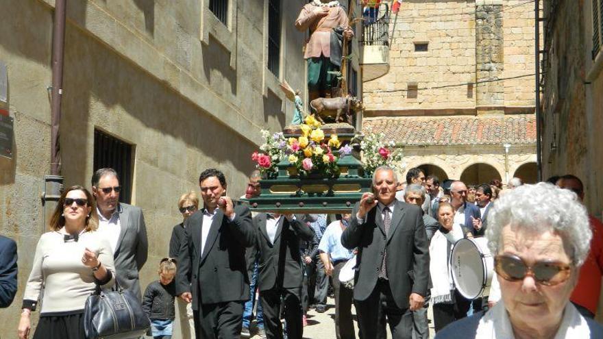 Procesión de San Isidro Labrador del año 2015 en Corrales del Vino.