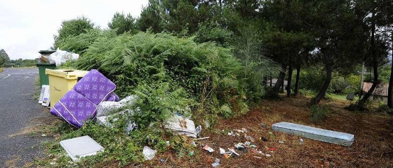 Colchones y plásticos están amontonado junto a los contenedores de basura. // Bernabé/Javier Lalín