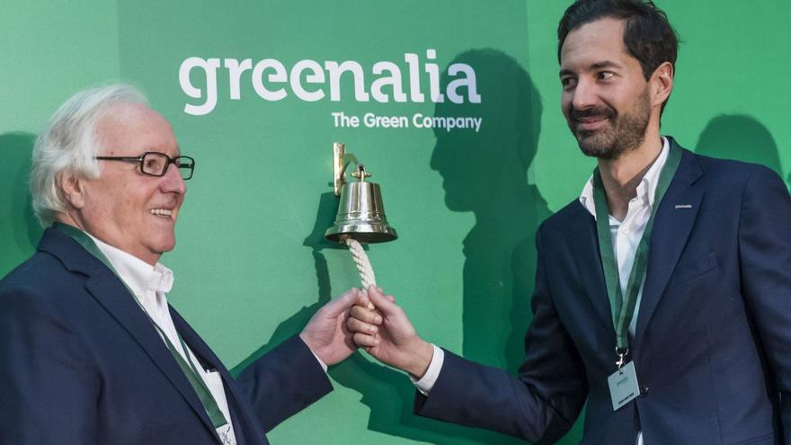 El consejero delegado de Greenalia, Manuel García Pardo (derecha), con su padre en la salida a Bolsa.