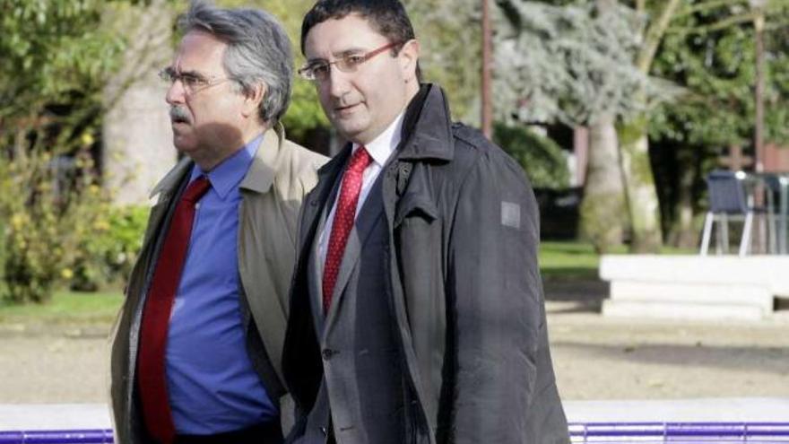 El alcalde de O Carballiño (dcha.), a su llegada al juzgado de Lugo, junto a su abogado.  // Efe