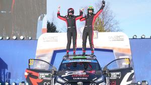 Elfyn Evans y su copiloto Scott Martin celebran la victoria