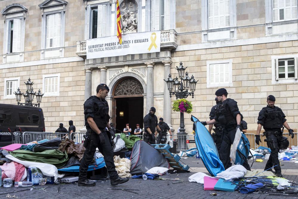 Els Mossos retiren de la plaça Sant Jaume les tendes de l'acampada independentista