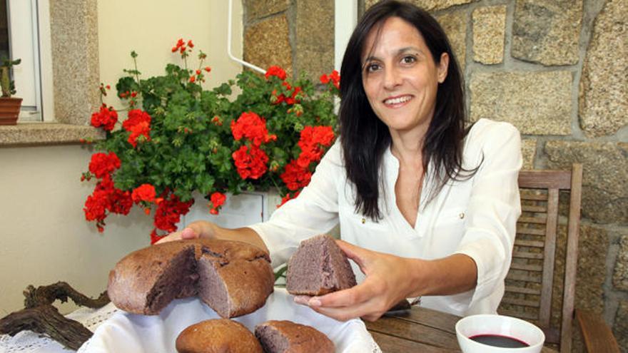 Sheila Portela muestra uno de sus panes con vino tinto . // Muñiz