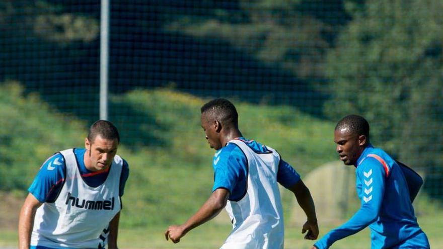 Omgba persigue a Koné en presencia de Cervero.