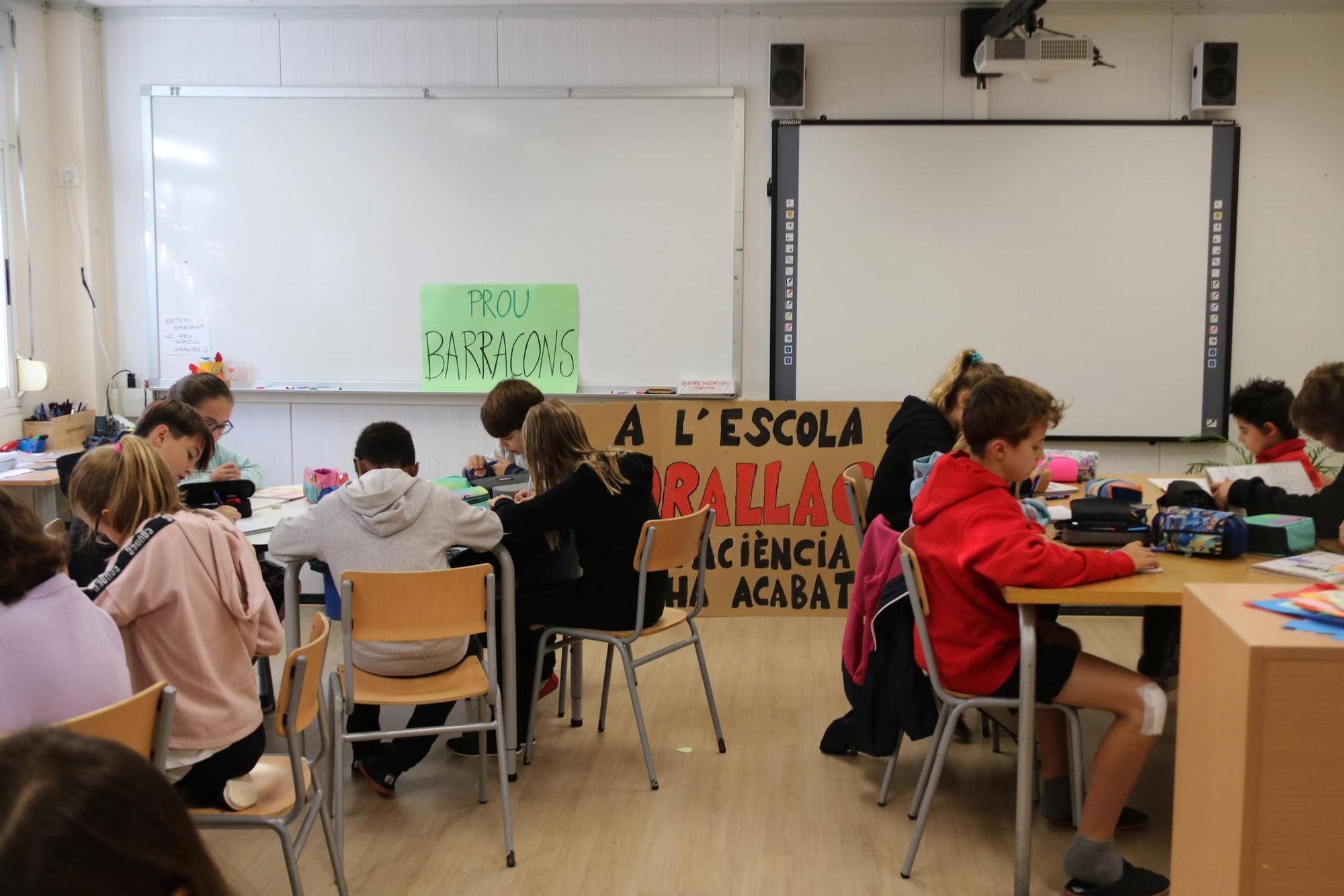 Pares i alumnes de l'escola de Forallac tallen la C-66 per reclamar que Educació un nou centre sense barracons