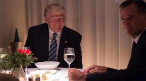 Anoche cenó con Mitt Romney en un restaurante de lujo para ofrecerle la secretaria de Estado