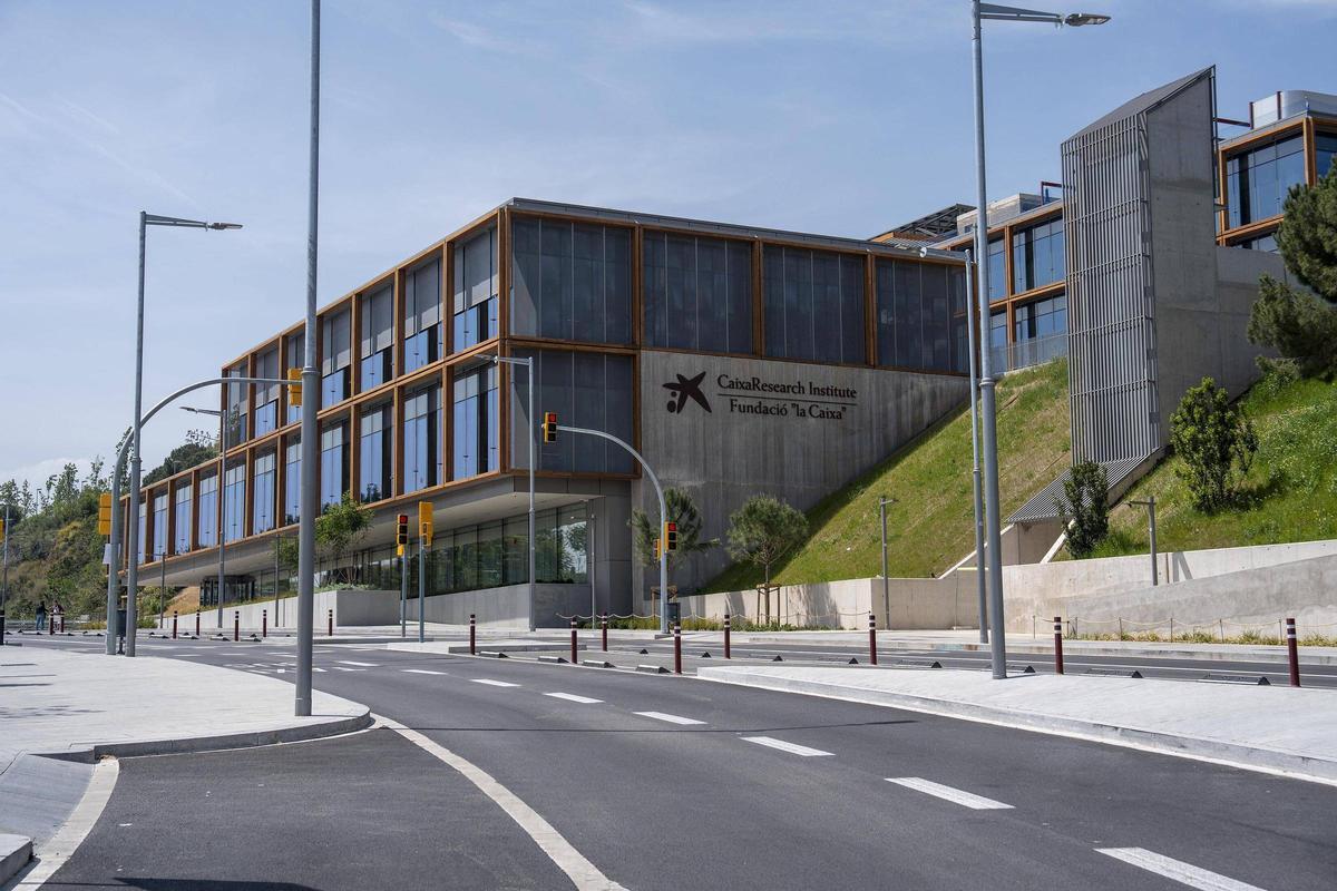 El CaixaResearch Institute, al número 9 del carrer d’Isaac Newton, davant el CosmoCaixa.