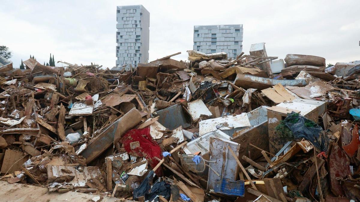 Montañas de residuos y barro en las primeras semanas tras la dana, en la Torre.