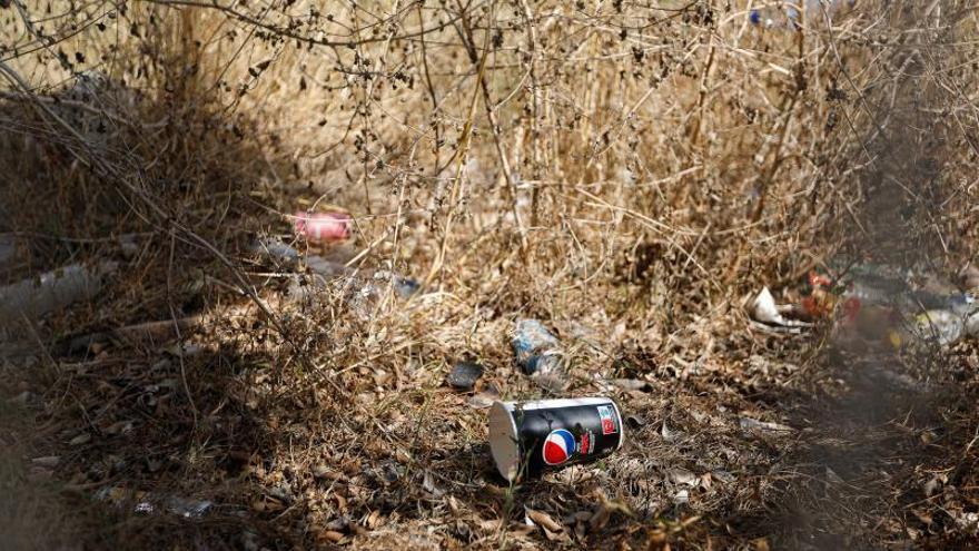 Detalle de la suciedad que se acumula en el terreno. | TONI ESCOBAR