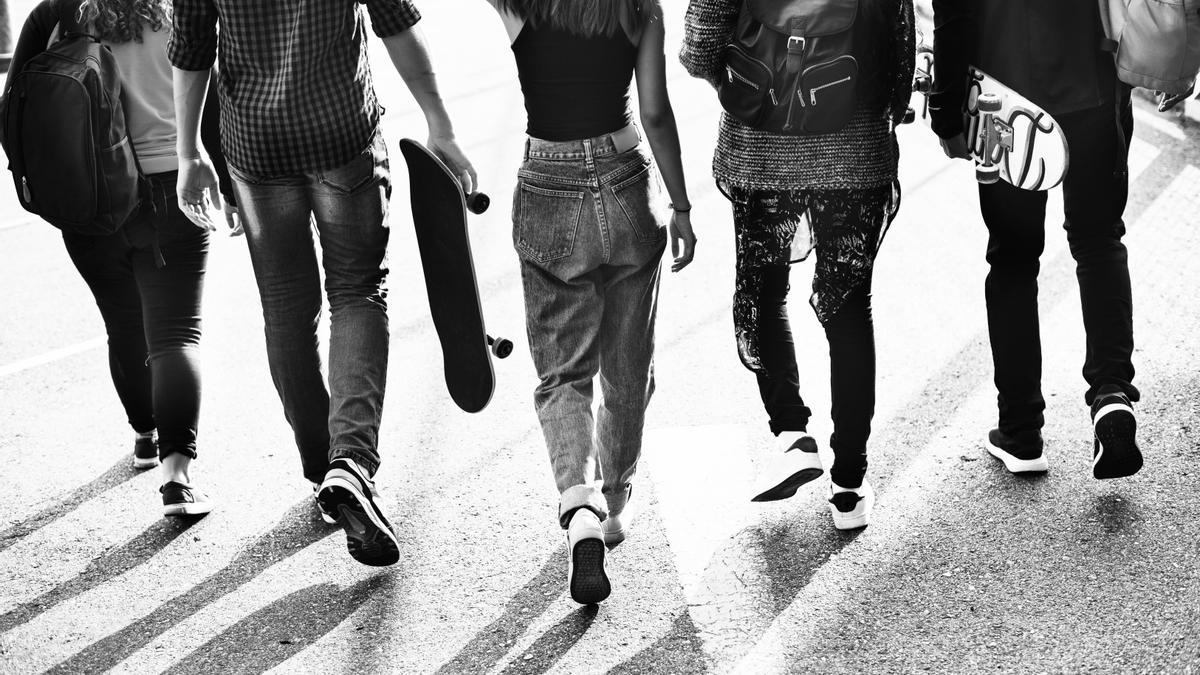 Un grupo de adolescentes paseando juntos.