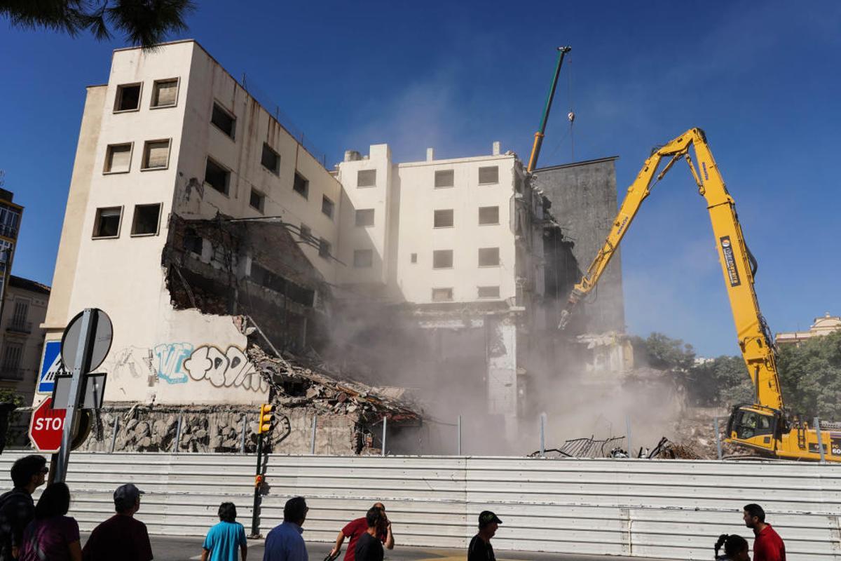 Imagen de archivo del derribo del edificio de los cines Astoria y Victoria en 2019.