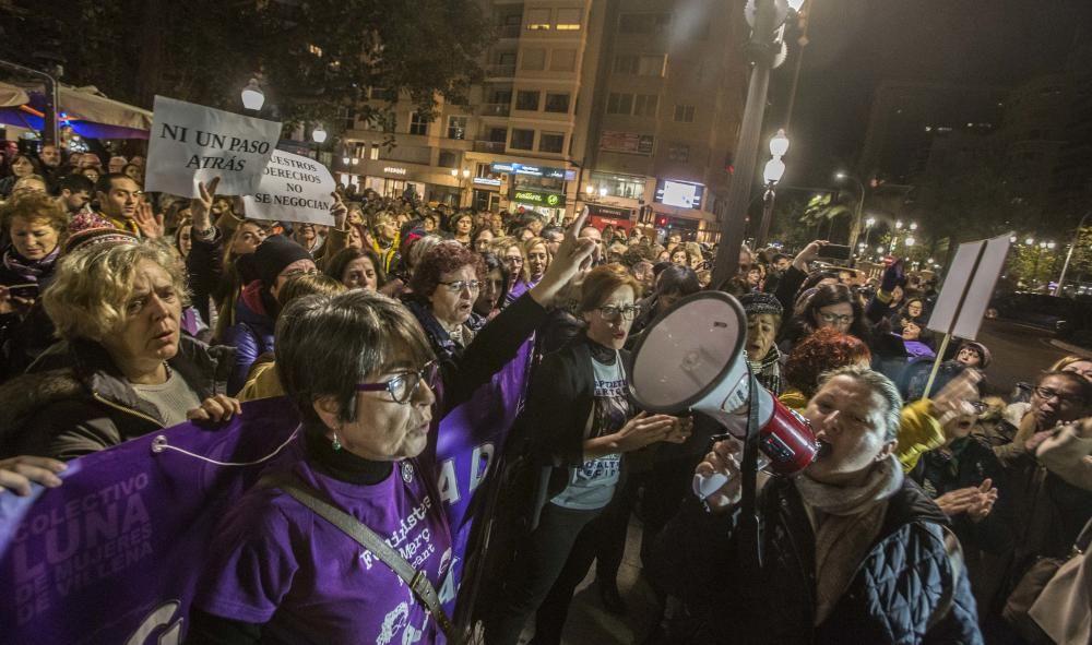 Más de 200 personas en la plaza Calvo Sotelo de Alicante