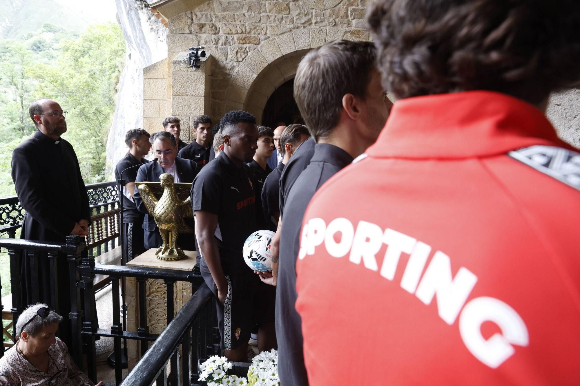 EN IMÁGENES: Visita del Sporting a La Santina en Covadonga