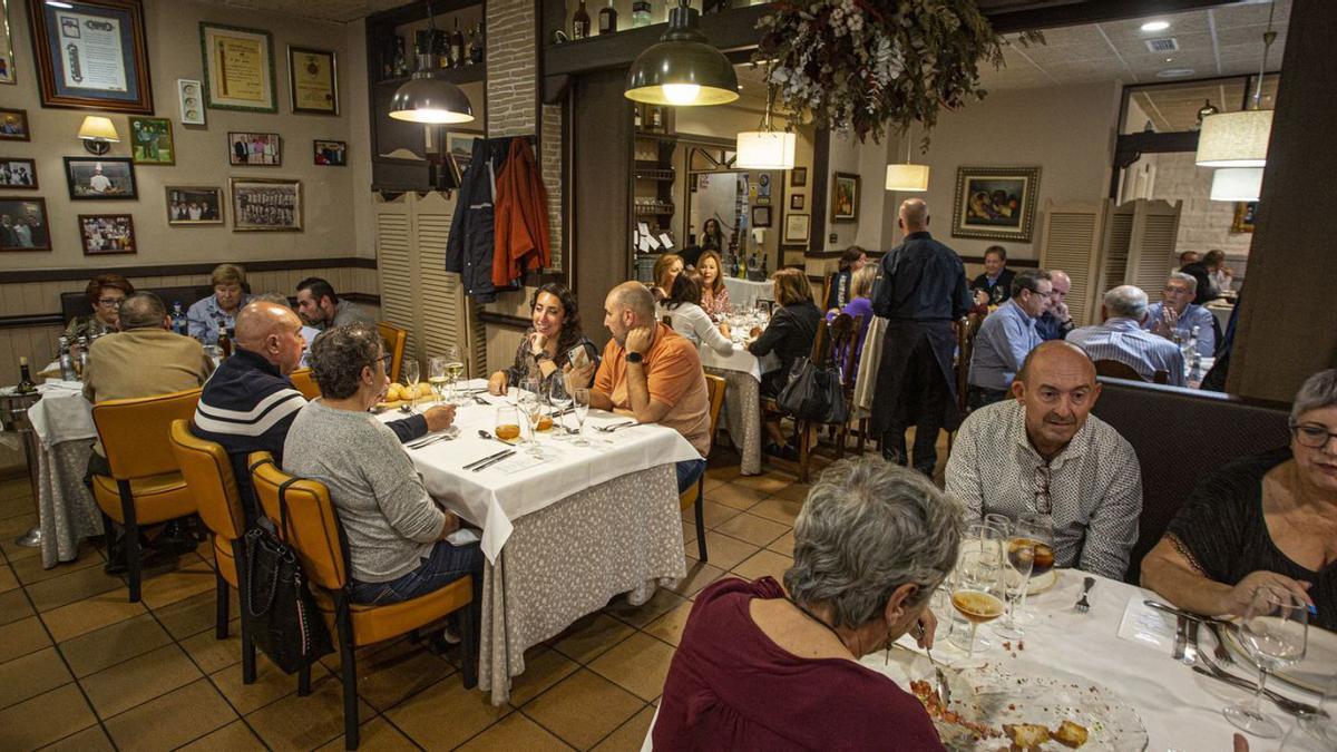 Las jornadas «Menjars de la Terra» cerraron ayer su recorrido por la comarca de l’Alacantí en Racó del Pla, con Pepe Gómez y su hija Míriam como anfitriones. | ALEX DOMÍNGUEZ