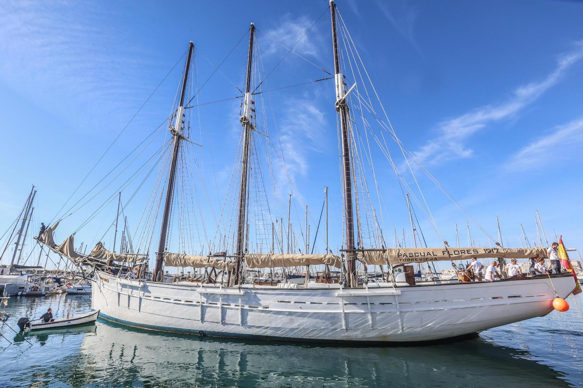 El velero histórico Pascual Flores ya está en la bahía de Torrevieja