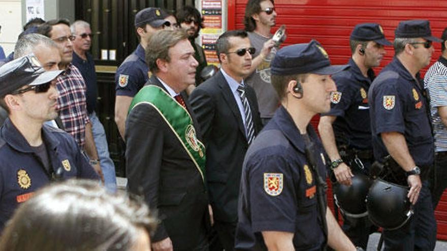 Policías protegen a Juan Soler de un grupo de &#039;indignados&#039;.