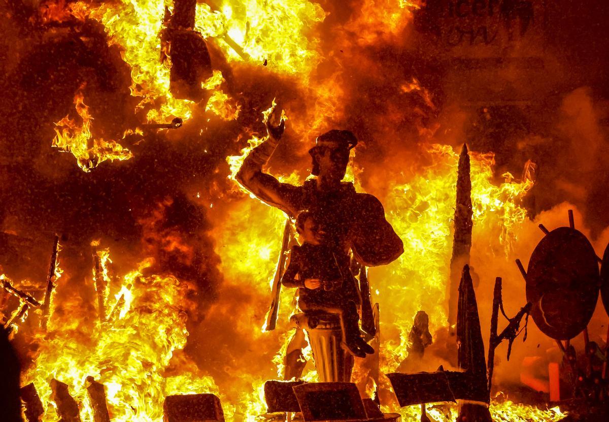 25/06/2022 | El Ninot del Hércules sobrevive a las llamas en la Cremá de la Hoguera la Cerámica