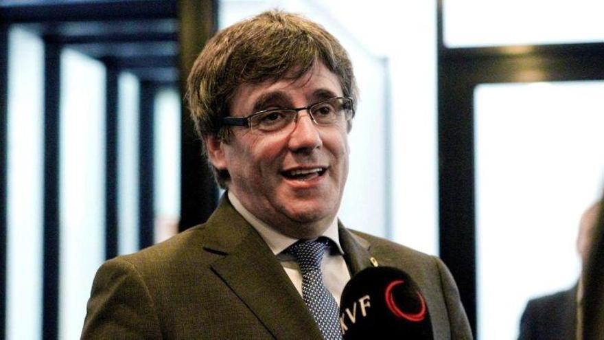 Puigdemont quiere negociar un referéndum &quot;en plano de igualdad&quot; y sin presos