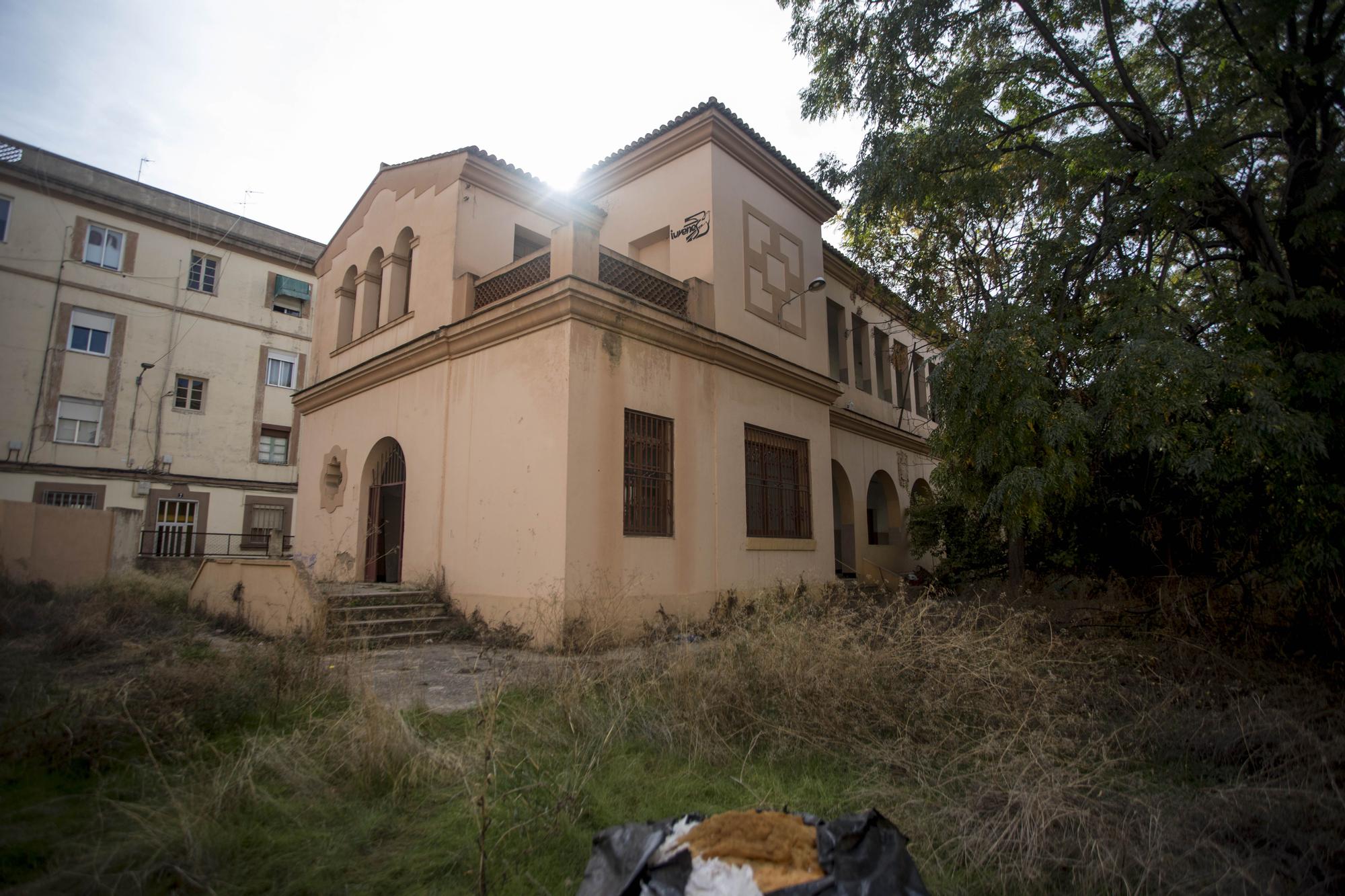 Quince migrantes africanos malviven en un colegio abandonado de València