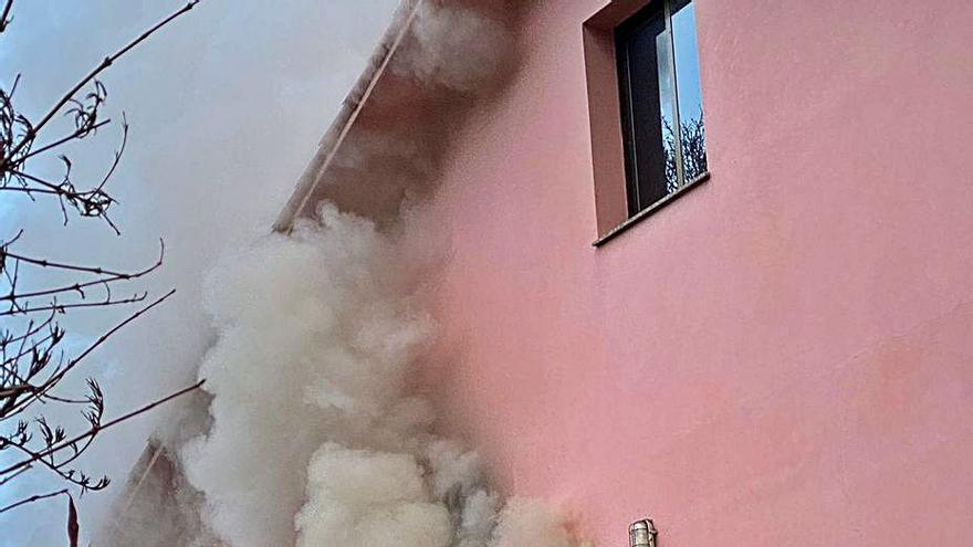 Emergencias atendiendo un incendio en una vivienda. |   // L.O.