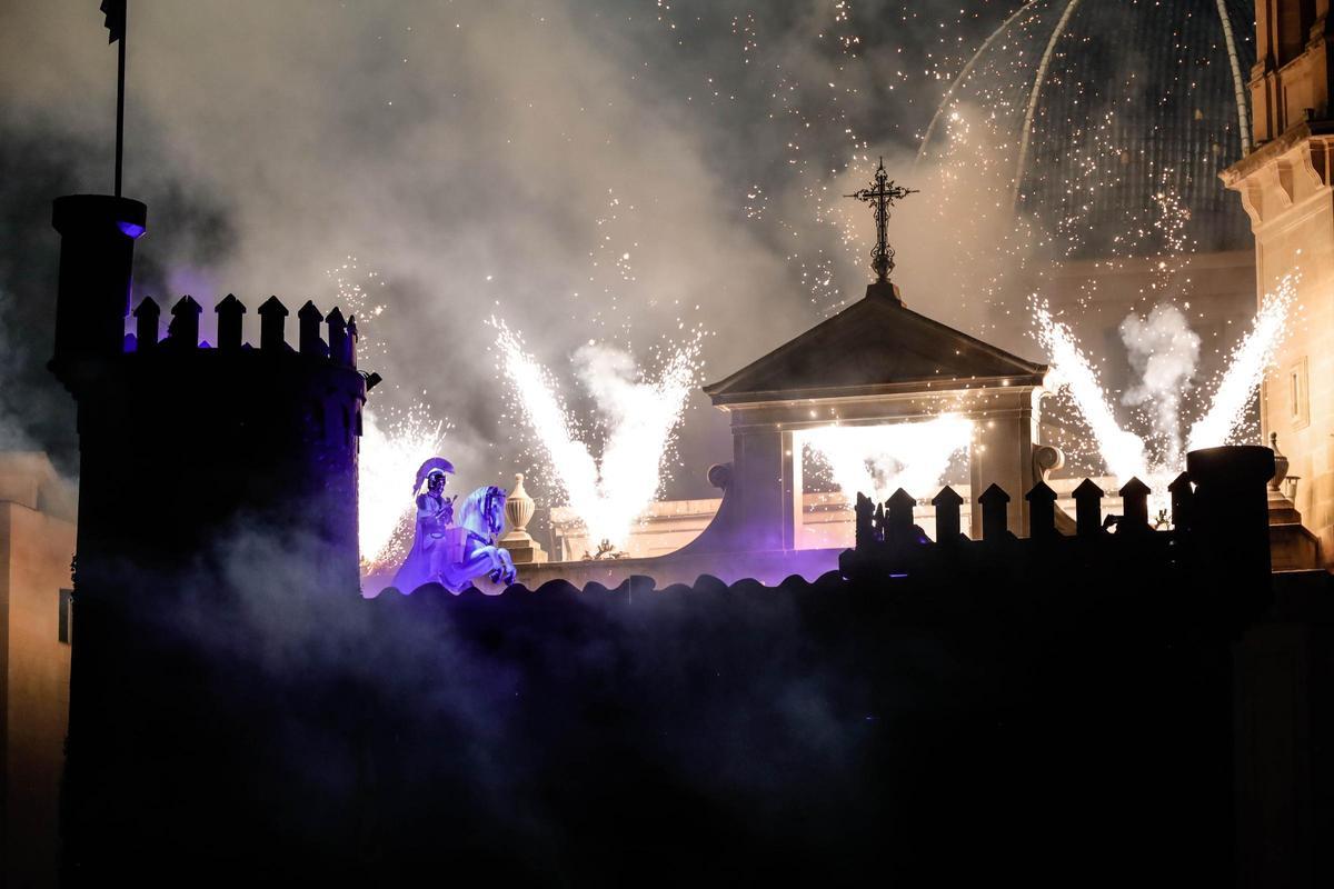 Sant Jordi aparece en el castillo con su nuevo corcel