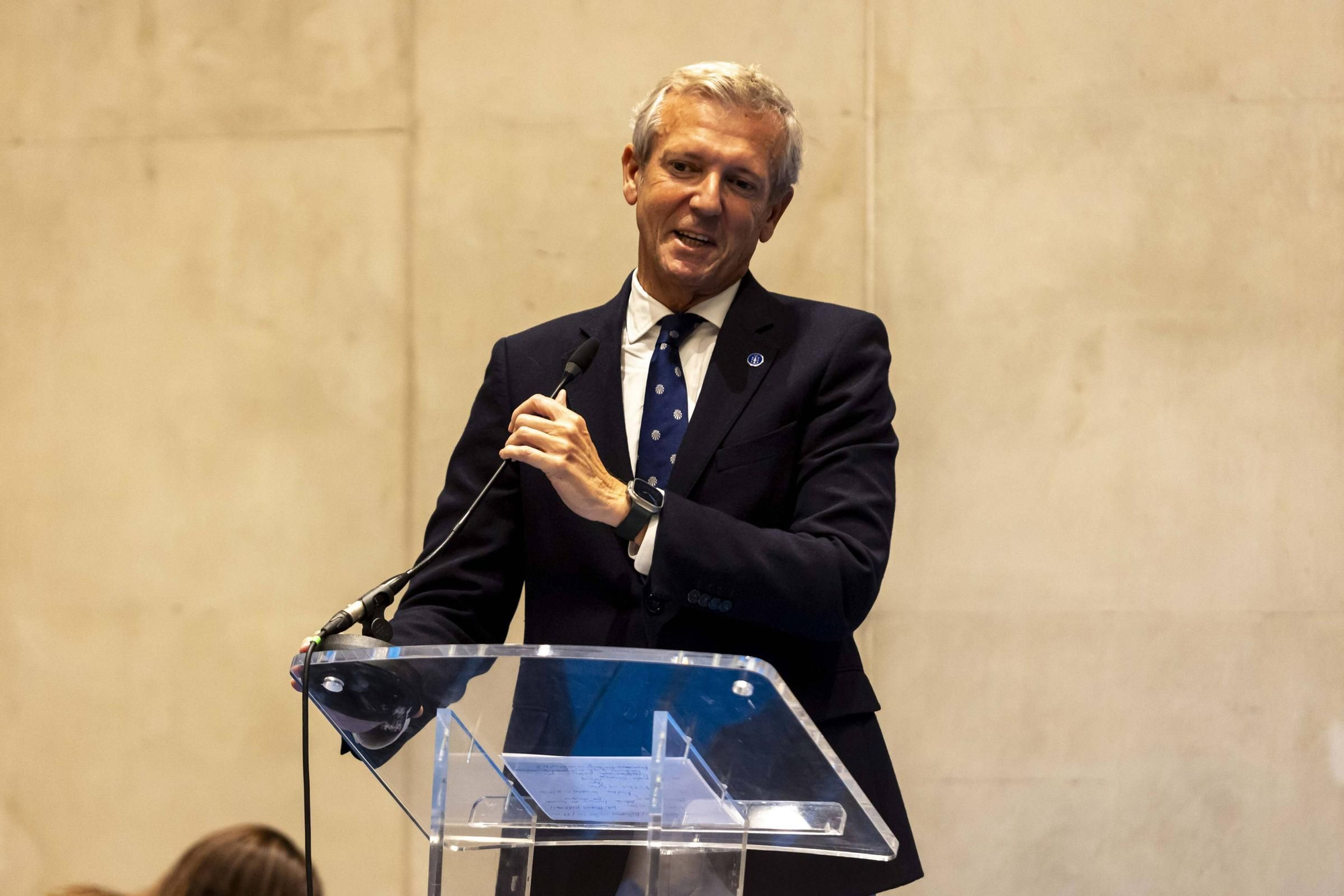 La Asociación Día de Galicia en Asturias entrega su medalla de oro a Adrián Barbón y Carmen Moriyón