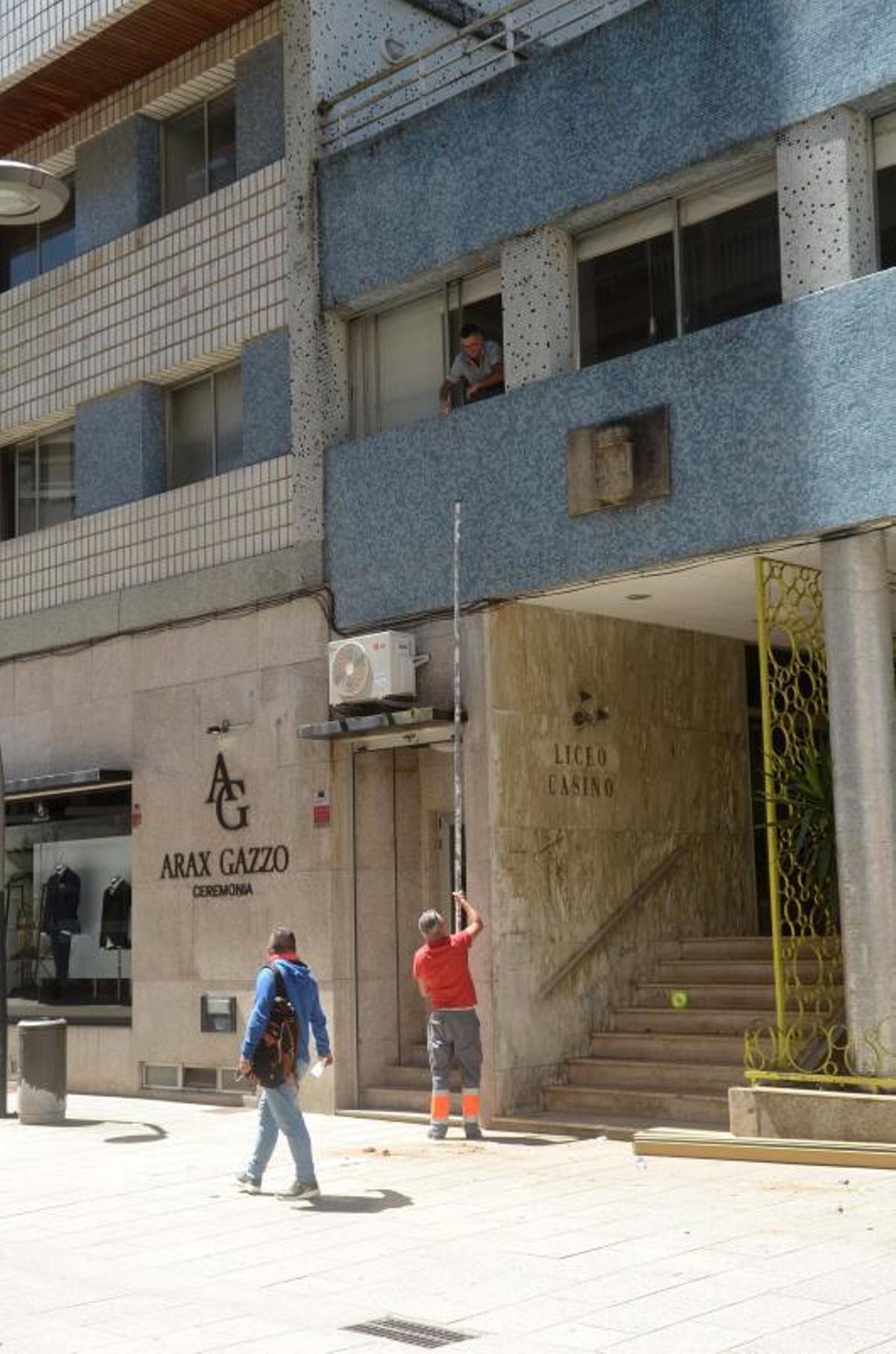 Los operarios retiraron los últimos enseres que había en el interior e iniciaron el desmontaje del local de la calle Castelao. | // NOÉ PARGA