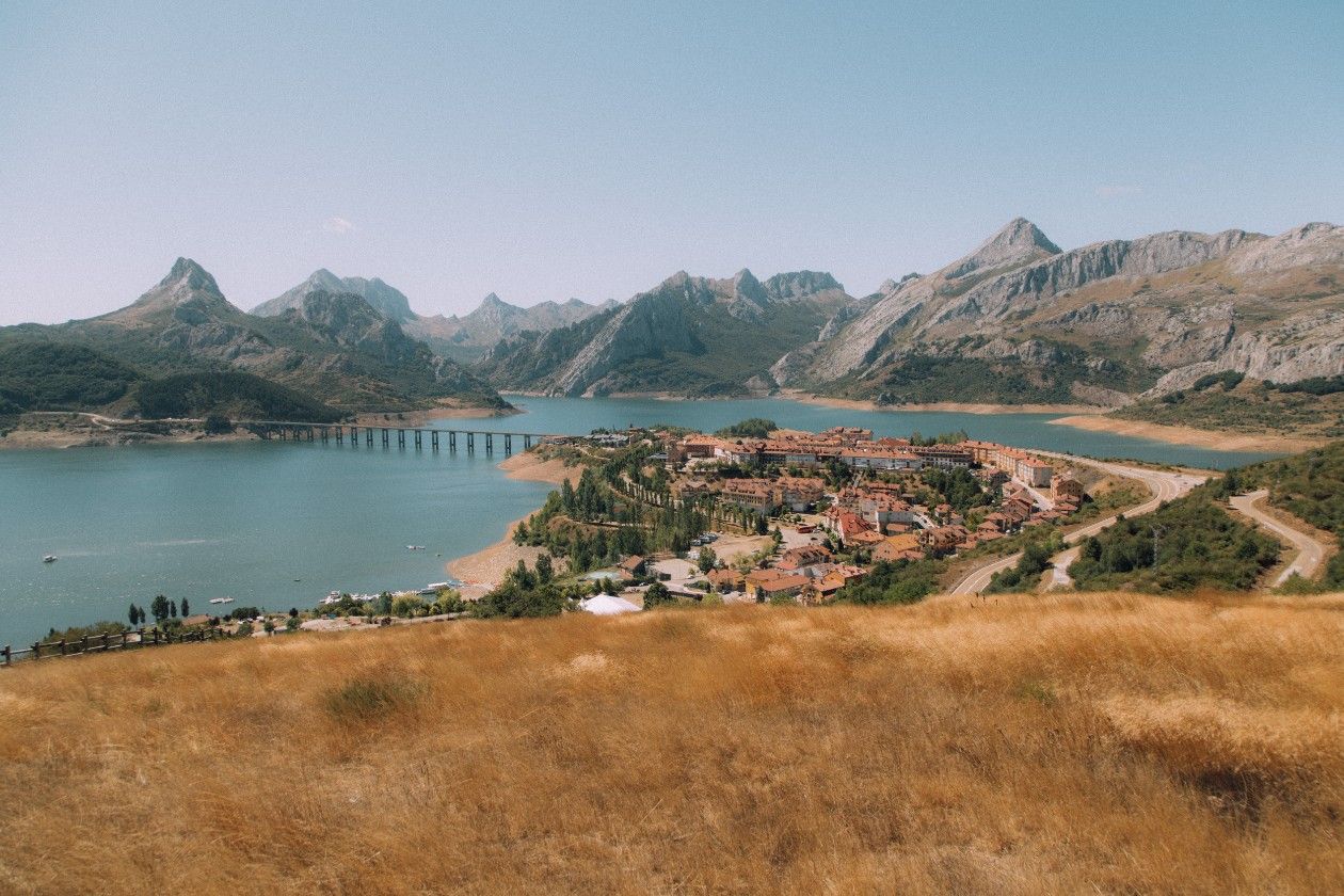 Vista de Riaño desde el mirado de Valcayo.