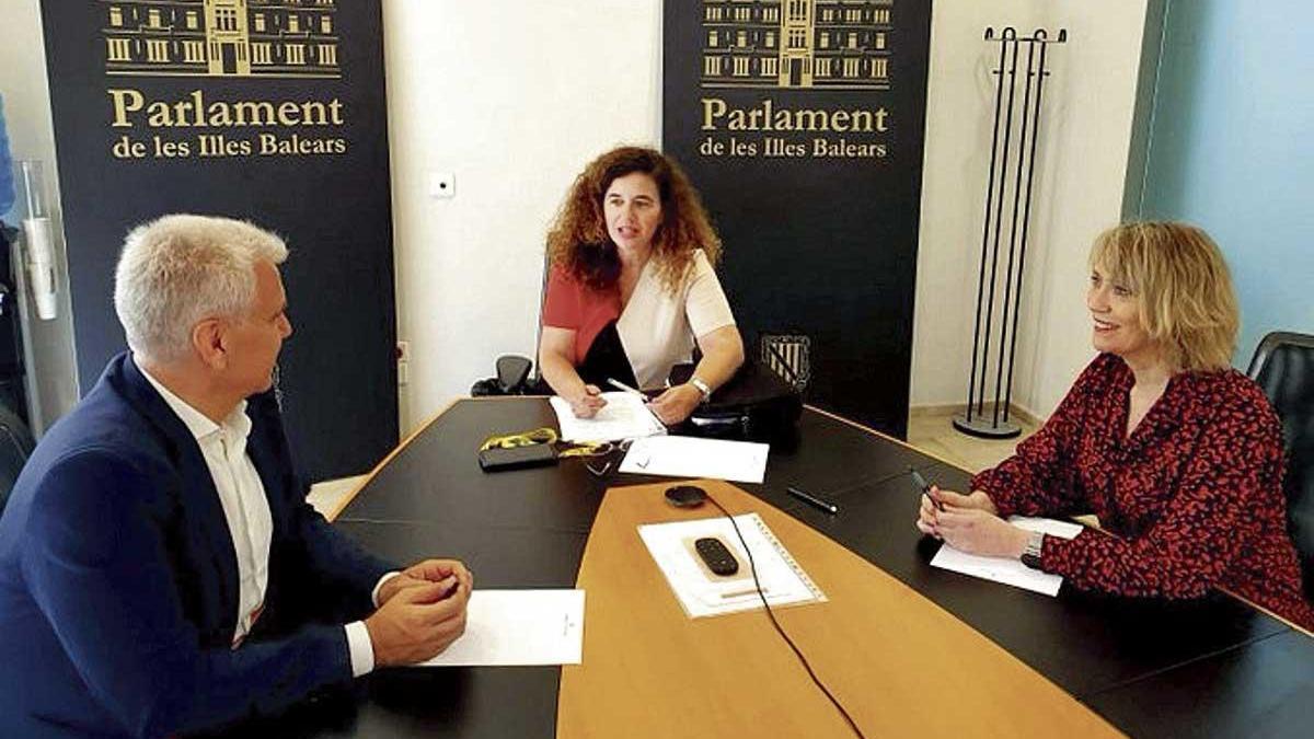 La consellera Pilar Costa, con los diputados de El Pi Josep MeliÃ  y Lina Pons, durante el encuentro que mantuvieron ayer en el Parlament.