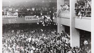 Tirada dse octavillas durante un concierto de Raimon en la Faculktad de Económicas de la Universidad Complutense de Madrid en 1968.