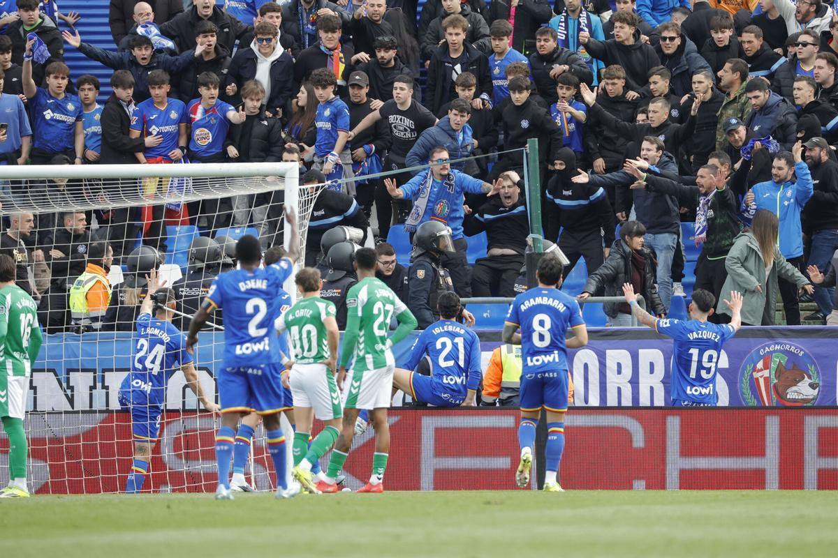 Altercados en las gradas durante el partido de LaLiga entre el Getafe y el Betis
