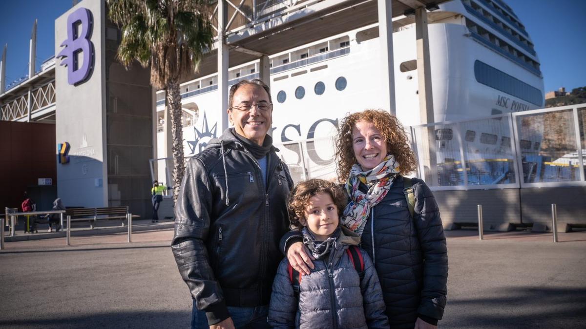 Los lanzaroteños Eloy Ramil y Mar Vidal dan la vuelta al mundo en un crucero con su hijo, Eliot.
