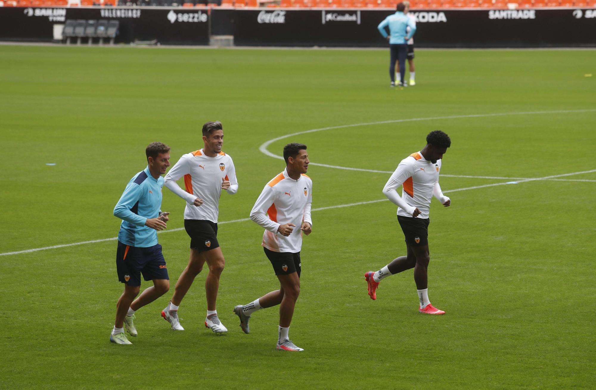 El Valencia entrena en Mestalla antes del partido frente al Villarreal