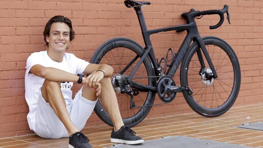 Sergio Baxter, junto a su bicicleta en la piscina Murcia Parque.