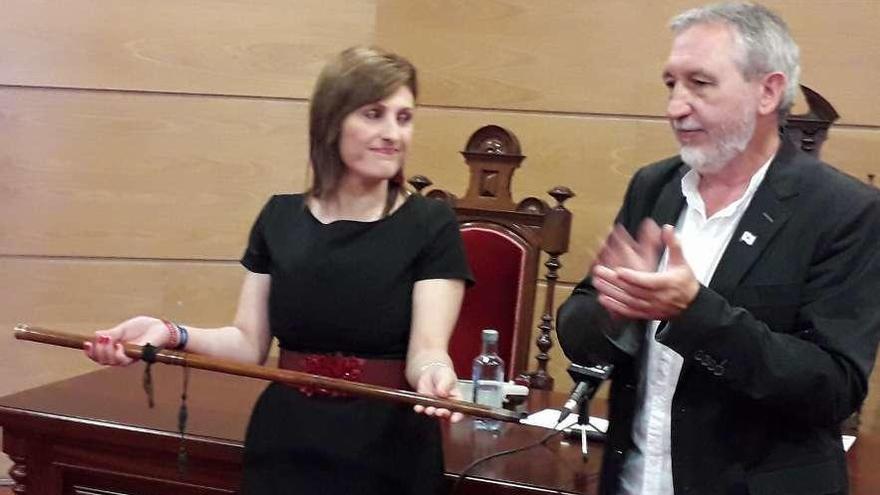 Fátima Abal recibió el bastón de mando de Víctor Caamaño, presidente de la Mesa de Edad. // Fdv