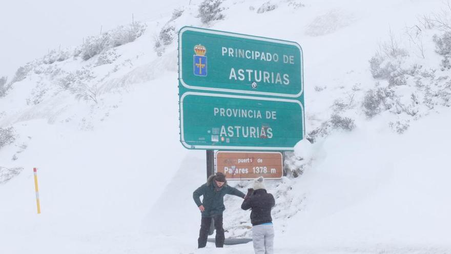 La nieve obliga a cerrar el puerto de Connio y deja 21 puertos con cadenas  - La Nueva España