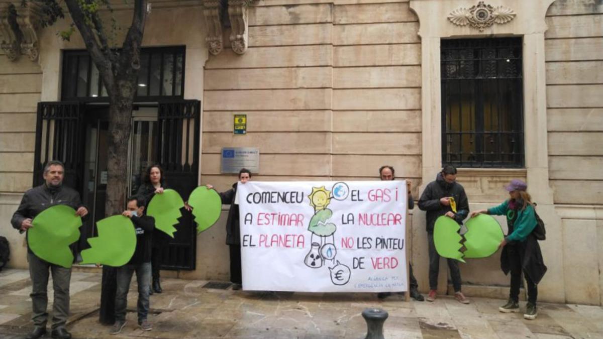 Los ecologistas, durante la concentración ayer en Palma. | GOB