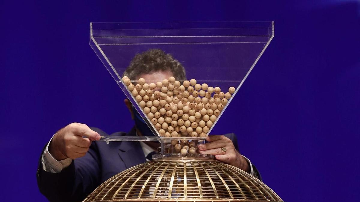 Bombo de la lotería durante la celebración del Sorteo Extraordinario de la Lotería de Navidad 2021,