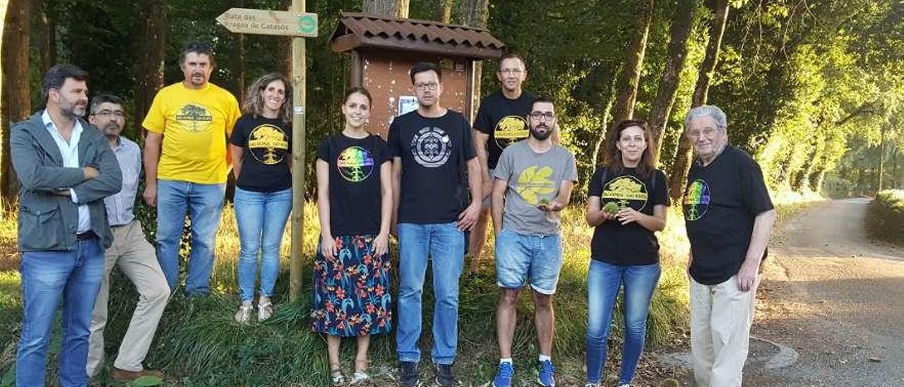 Casares, con miembros de Roteiros de Lalín y de Salvemos Catasós en la señalización del trazado.