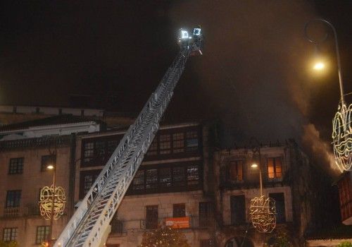 Voraz  incendio en el casco histórico de Pontevedra