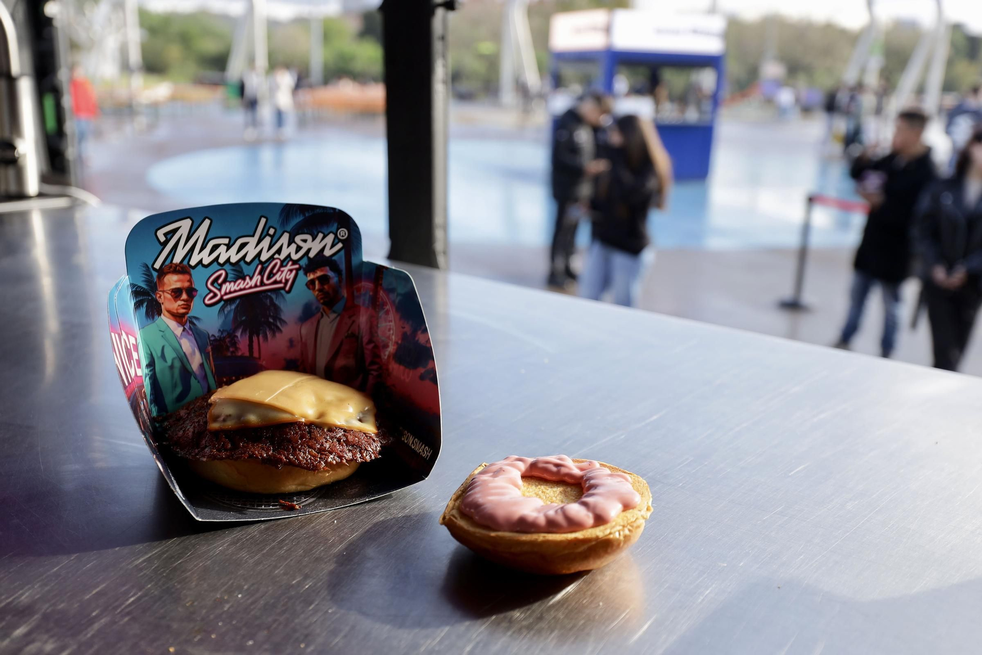 ¿Cómo se trabaja dentro de una 'food truck' de The Champions Burger Zaragoza?