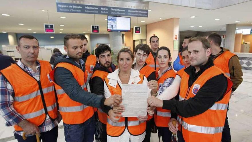 Voluntarios de Protección Civil muestran su petición oficial de reunión con la Alcaldesa.