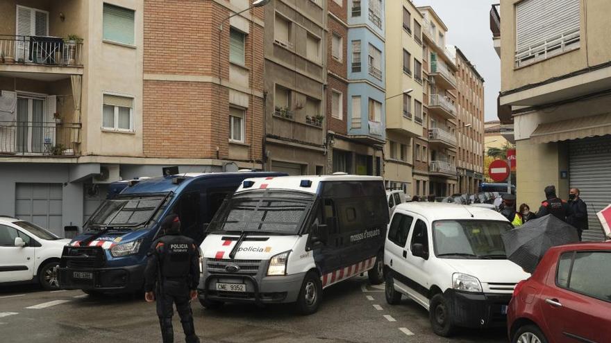 Desenes de persones es concentren a Manresa per aturar el desnonament d&#039;una família