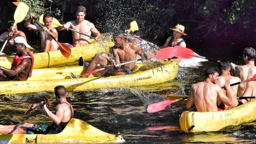 Los jugadores rojiblancos disfrutaron del descenso del Tera en piragua