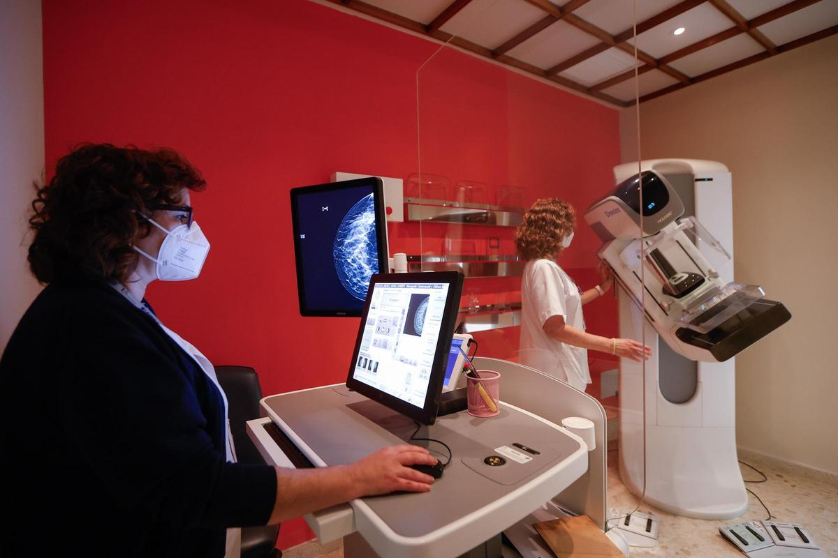 Equipos y profesionales que realizan mamografías en el hospital Reina Sofía.