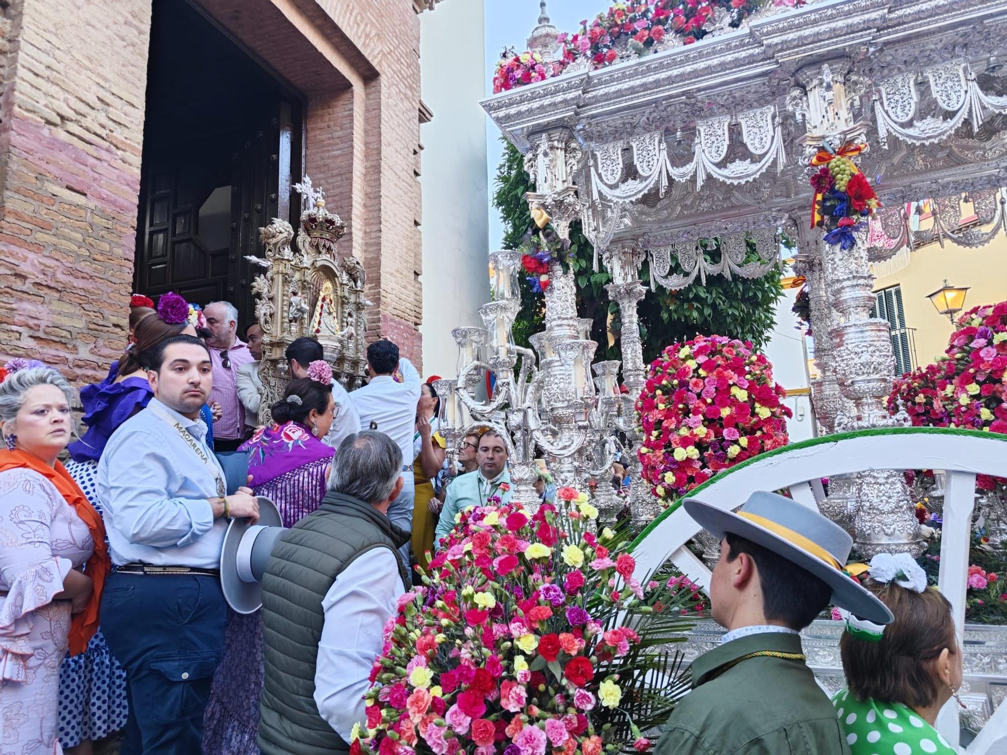 El simpecado de la Hermandad del Rocío de la Macarena justo antes de la salida de la capilla de San Gil de Sevilla.